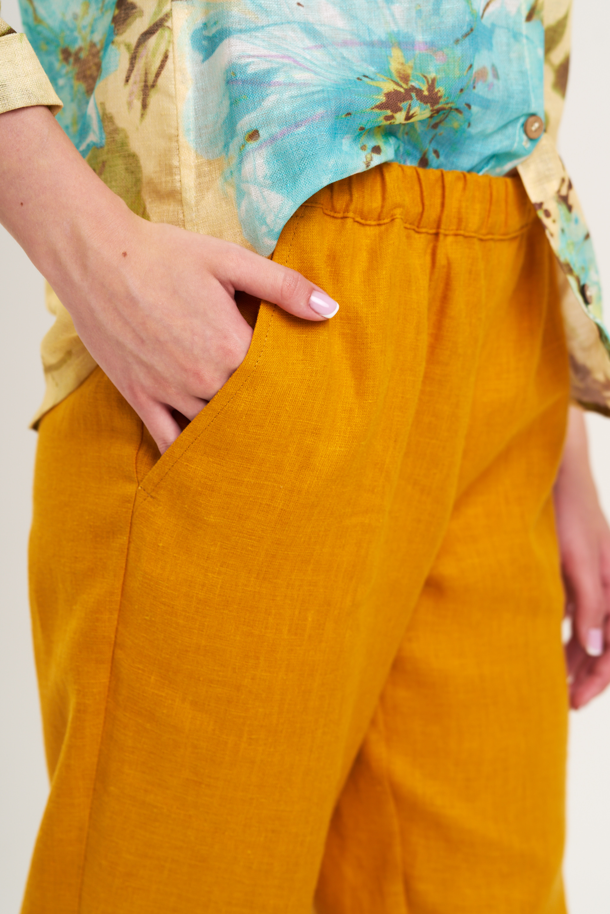 Женские льняные зауженные книзу брюки